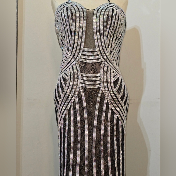 Stunning special occasion sequence gown - Picture 8 of 16